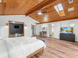 4 bedrooms, desk, iron/ironing board, free WiFi