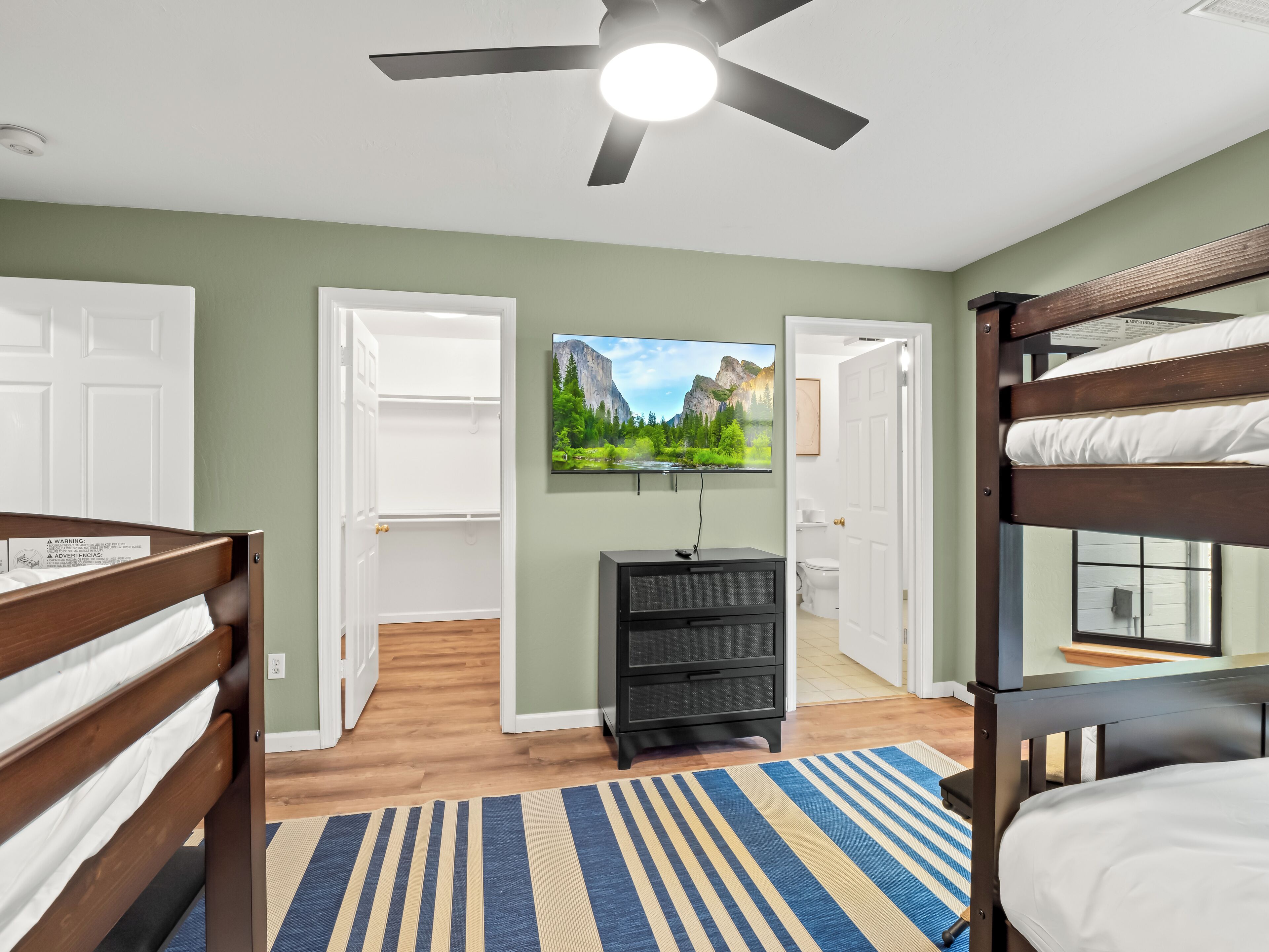 4 Schlafzimmer, Schreibtisch, Bügeleisen/Bügelbrett, kostenloses WLAN