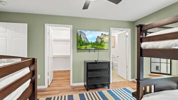 4 bedrooms, desk, iron/ironing board, free WiFi