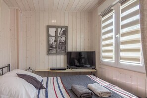 1 bedroom, free WiFi, bed sheets, wheelchair access - B&B Cerisier, Diner on request, electric recharging point (Noyers)