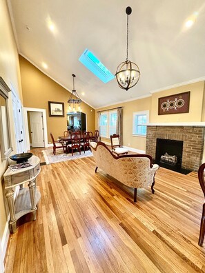 Interior - Stylish bungalow in the heart of Southend! (Charlotte)