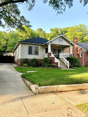 Exterior - Stylish bungalow in the heart of Southend! (Charlotte)