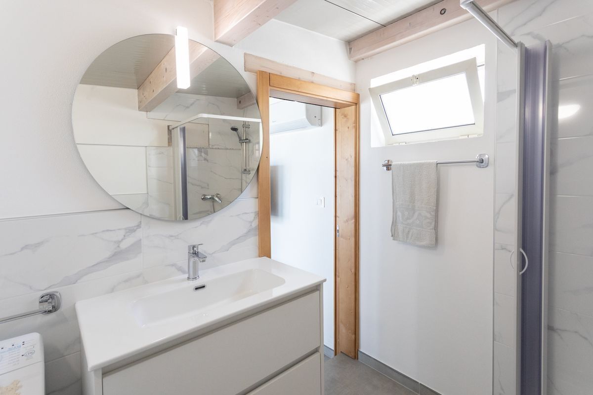 Douche, bidet, serviettes fournies