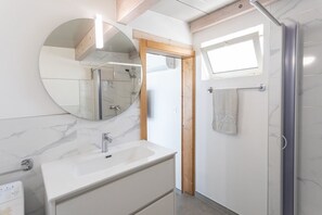 Douche, bidet, serviettes fournies