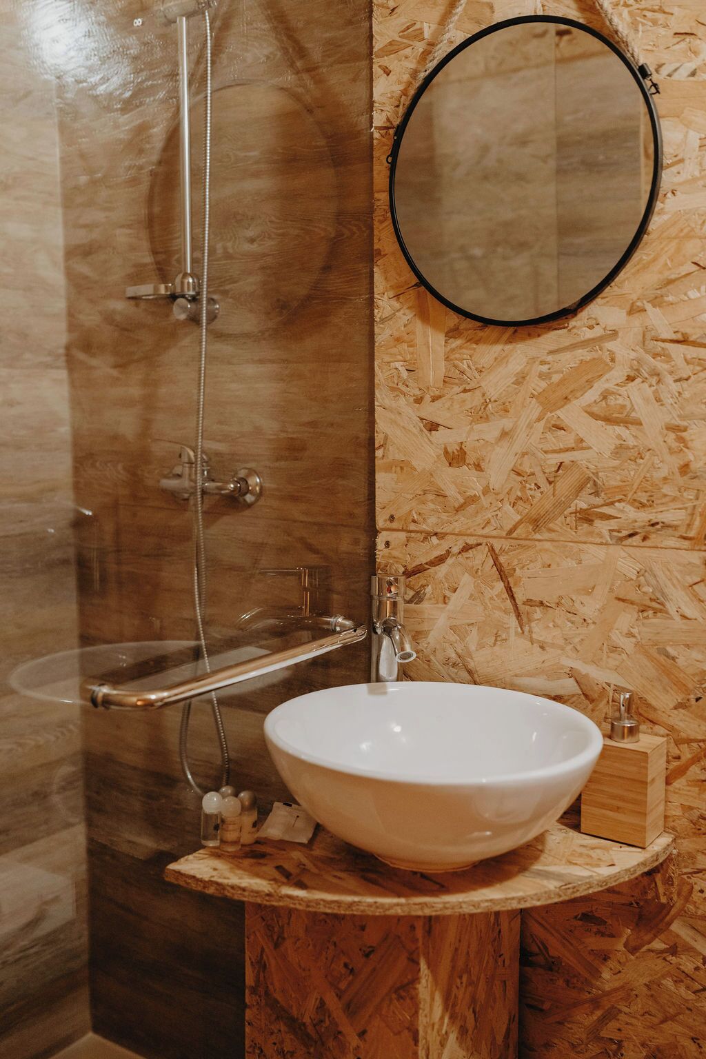 Cabana das Alpacas | Badkamer | Een douche, een haardroger, handdoeken, shampoo