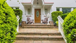 Exterior detail - Grand Ventnor Estate - Luxurious 8BR Mansion (Ventnor City)