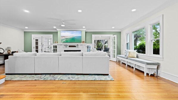 Televisión, chimenea y oficina