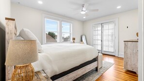 8 habitaciones, escritorio y tabla de planchar con plancha