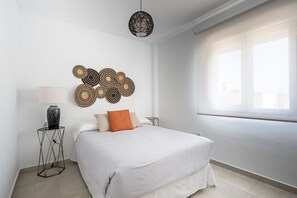 3 chambres, fer et planche à repasser, literie fournie