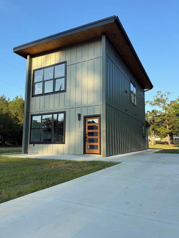 Exterior - New Home: Relax & Unwind Stylish 3BR/ 2BA in lovely Andalusia, Alabama (Andalusia)