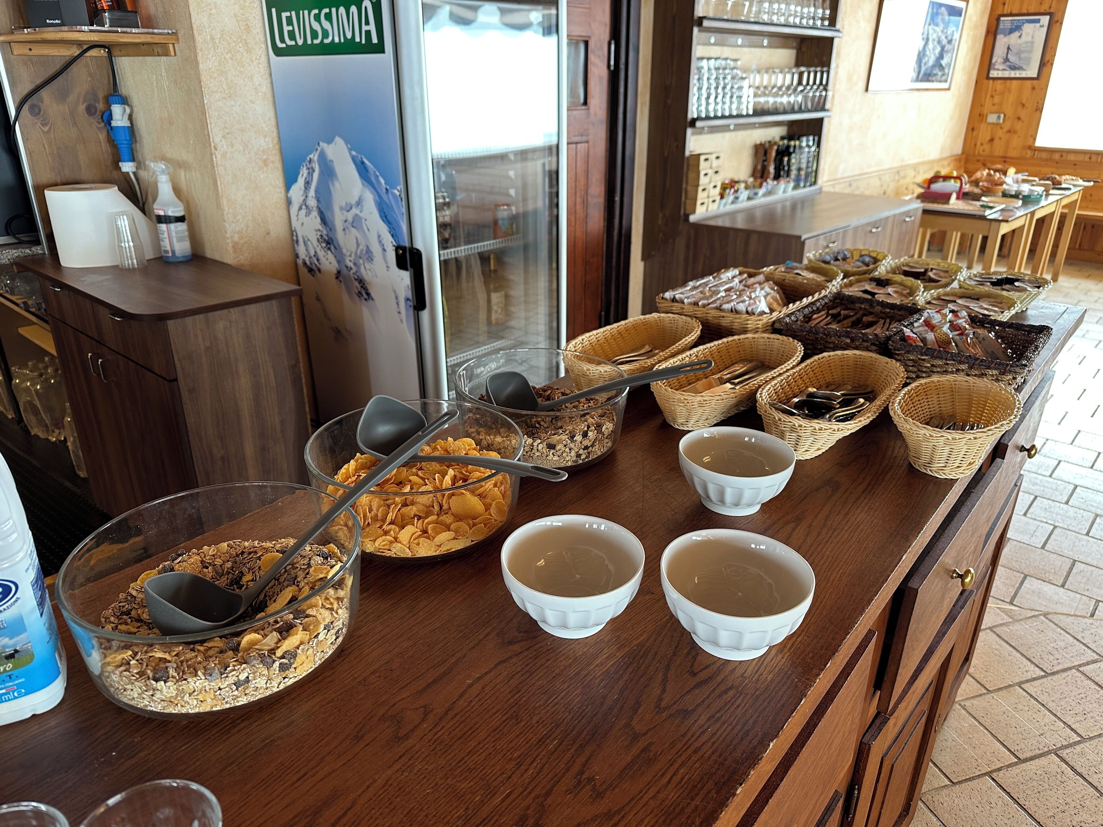 Un comptoir de buffet proposant divers plats et ustensiles de service.