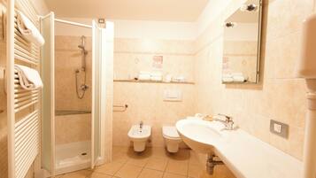 Camera Standard, vista montagna | Bagno | Set di cortesia gratuito, asciugacapelli, asciugamani, sapone