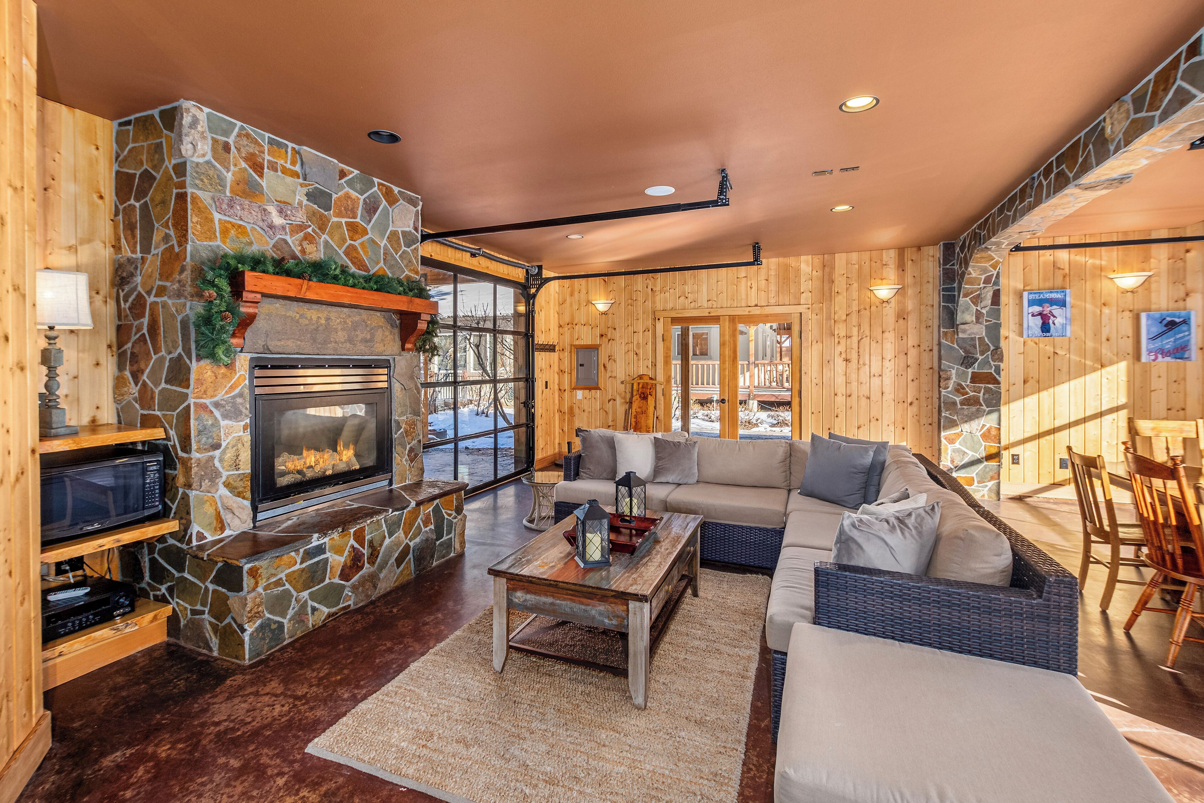 Smart TV, caminetto, lettore DVD, libri