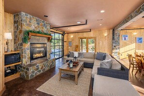 Smart-TV, Kamin, DVD-Player, Bücher