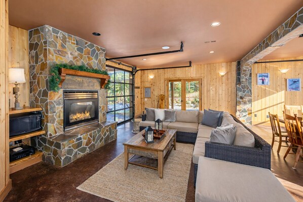 Smart TV, fireplace, DVD player, books