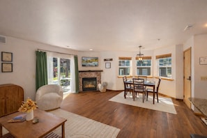 Una Smart TV, una chimenea