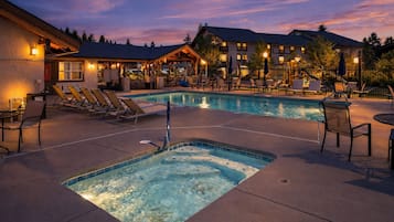 Una piscina al aire libre, una piscina climatizada