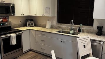 Refrigerador con congelador, microondas y horno