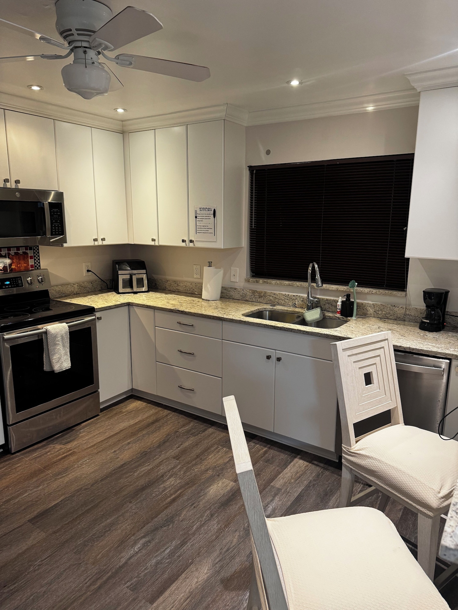 Full-size fridge, microwave, oven