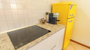 Réfrigérateur, four à micro-ondes, surface de cuisson, lave-vaisselle