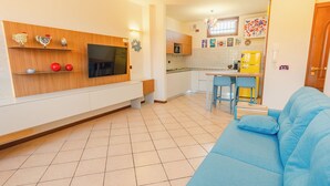 A compact living space with a kitchenette, a dining area, and a seating area. - Sunset Sirmione Lake View (Sirmione)