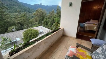 Suíte família, vista para a montanha | Área de estar