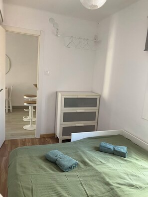 2 bedrooms, iron/ironing board, free WiFi, bed sheets - 2 bedroom apartment close to Badalona Beach and the center of Barcelona (Santa Coloma de Gramanet)