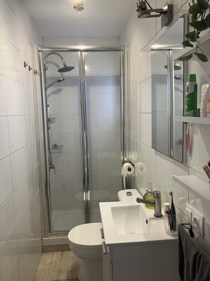 Shower, hair dryer, towels, soap - 2 bedroom apartment close to Badalona Beach and the center of Barcelona (Santa Coloma de Gramanet)