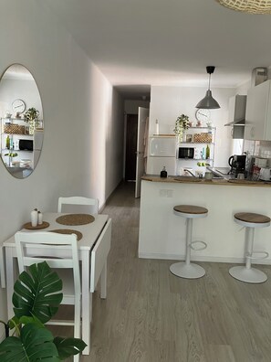 Dining - 2 bedroom apartment close to Badalona Beach and the center of Barcelona (Santa Coloma de Gramanet)