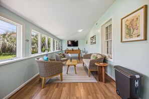 Smart TV, foosball, books, offices - Charming 3-bedroom house with AC, WiFi in fantastic Hampton (Hampton)