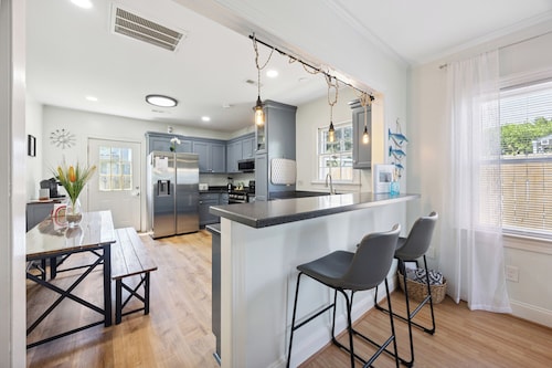 Charming 3-bedroom house with AC, WiFi in fantastic Hampton