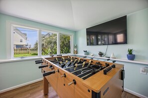 Game room - Charming 3-bedroom house with AC, WiFi in fantastic Hampton (Hampton)