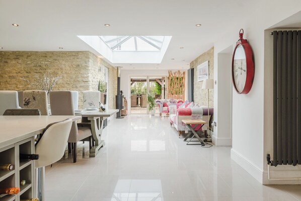 House, Lanai, Garden View | In-room dining - Inkerman House-Gorgeous House and Garden (Bicester)