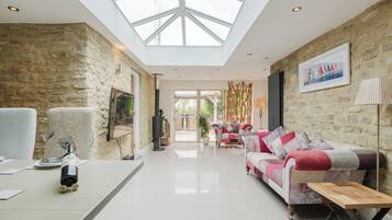 Casa, lanai, vista al jardín | Área de sala de estar