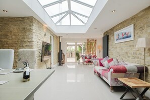 House, Lanai, Garden View | Living area - Inkerman House-Gorgeous House and Garden (Bicester)