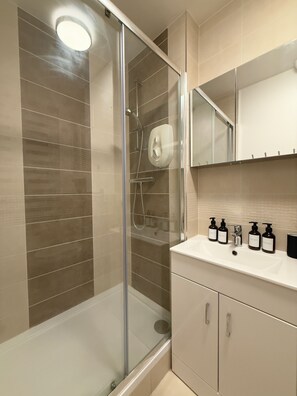 Secadora de cabello, toallas, jabón, papel de baño 