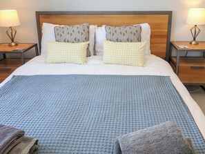 Individually decorated, individually furnished, desk, free WiFi - The Waverley (Reydon)