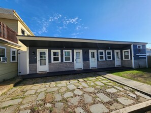 Exterior - G St Inn Unit 3 Charming 1-bedroom apartment in welcoming Hampton with AC, WiFi (Hampton)