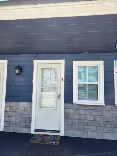 G St Inn Unit 3 Charming 1-bedroom apartment in welcoming Hampton with AC, WiFi