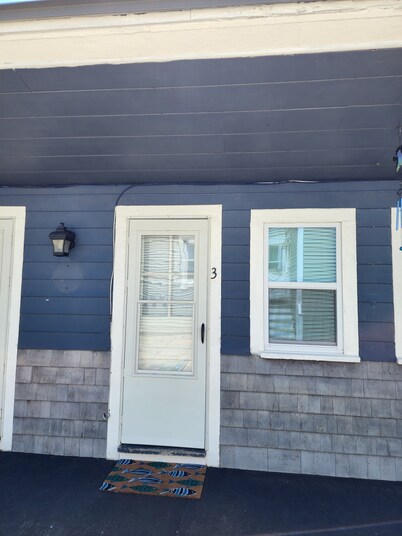 G St Inn Unit 3 Charming 1-bedroom apartment in welcoming Hampton with AC, WiFi