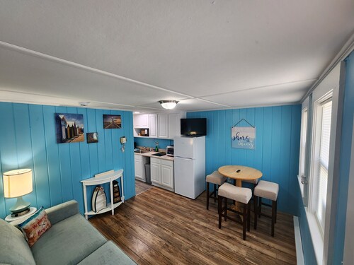 G St Inn Unit 3 Charming 1-bedroom apartment in welcoming Hampton with AC, WiFi