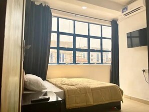 Căn hộ Deluxe, ban công, quang cảnh thành phố | 1 phòng ngủ, bàn, khu vực làm việc phù hợp cho laptop, màn/rèm cản sáng 