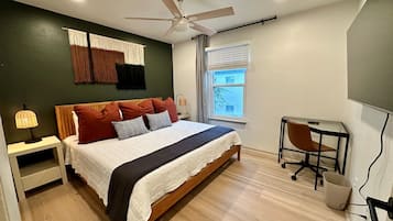 2 makuuhuonetta, työpöytä, silitysrauta/-lauta, ilmainen Wi-Fi