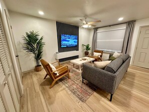 Smart TV - 2 king beds -2nd floor walk 2 beach apt1 (norfolk)