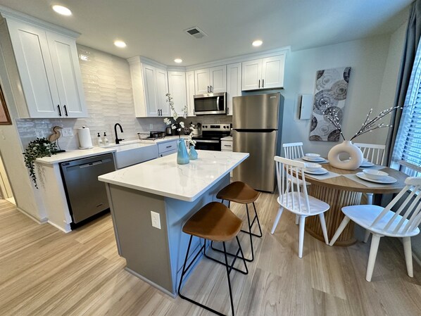 Micro-ondes, four, plaque de cuisson, lave-vaisselle