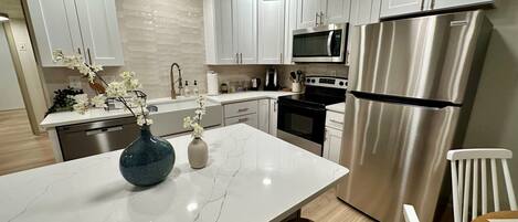 Een koelkast, een microgolfoven, een oven, een kookplaat