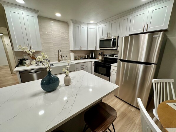 冷蔵庫、電子レンジ、オーブン、コンロ