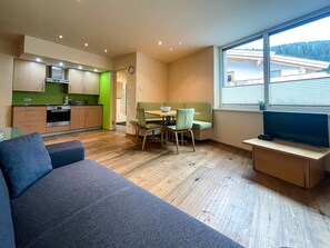 Leilighet – basic, 2 queensize-senger, fjellutsikt | Oppholdsområde | Flatskjerm-TV