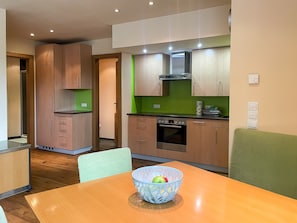 Basic Apartment, 2 Queen Beds, Mountain View | Private kitchen