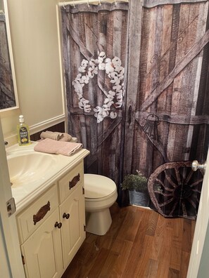 Shower, hair dryer, towels, soap - Times Past Ranch House with Ramp and Pet Friendly (Vienna)